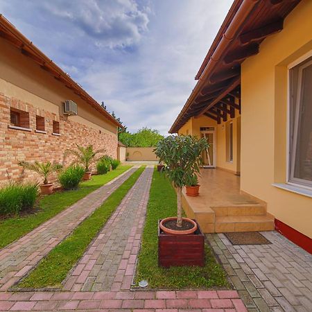 Kalvin Utcai Apartmanok Hajduszoboszlo Exterior photo