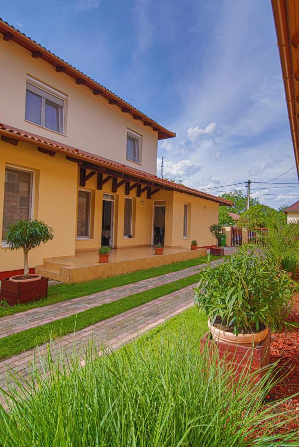 Kalvin Utcai Apartmanok Hajduszoboszlo Exterior photo