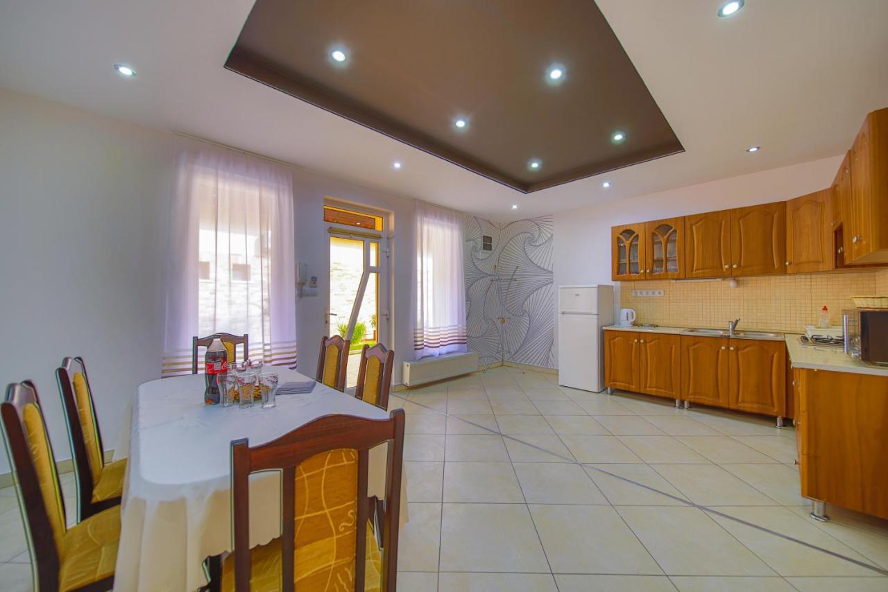 Kalvin Utcai Apartmanok Hajduszoboszlo Exterior photo