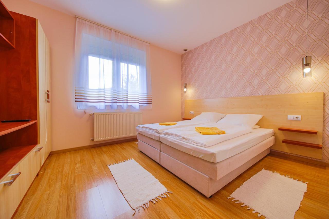 Kalvin Utcai Apartmanok Hajduszoboszlo Exterior photo